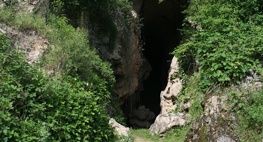 Ermənilər Azıx mağarasını dağıdıblar