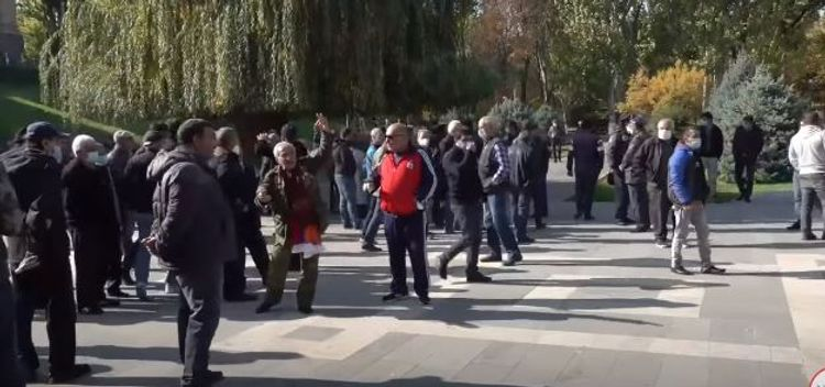 Ermənistanda parlament qarşısında etiraz aksiyası keçirilir