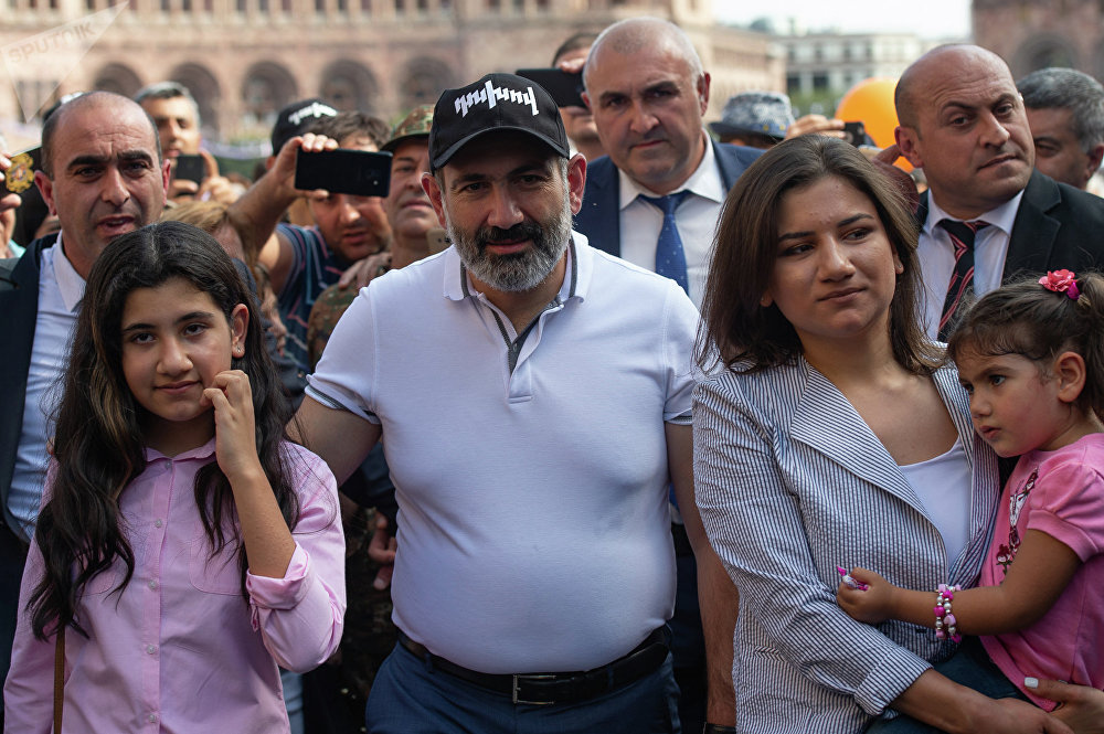 Hamı Paşinyanı və ailəsini axtarır