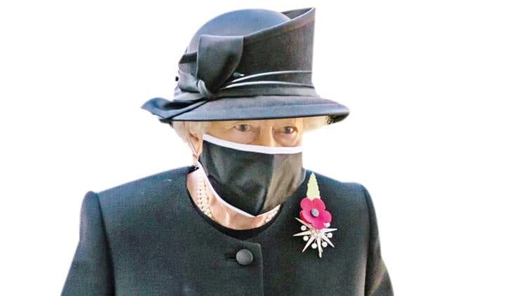 İngiltərə kraliçası II Elizabet Türk maskası istifadə edir