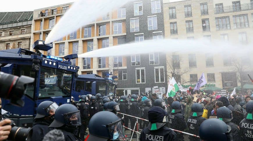 Alman polislərindən soyuq su hücumu - VİDEO
