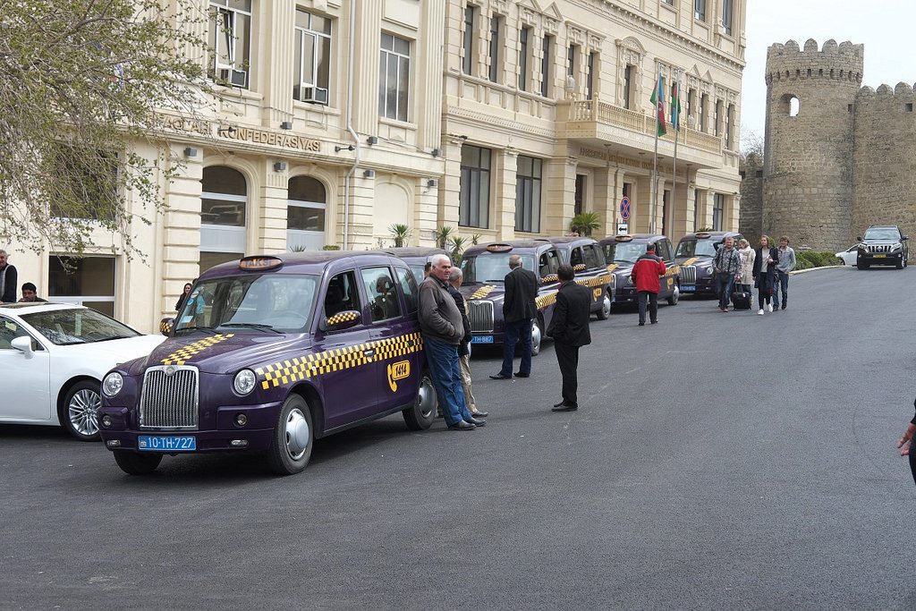 Такси в азербайджане. Бакинское такси. Такси в Баку. Такси Азербайджан Баку.