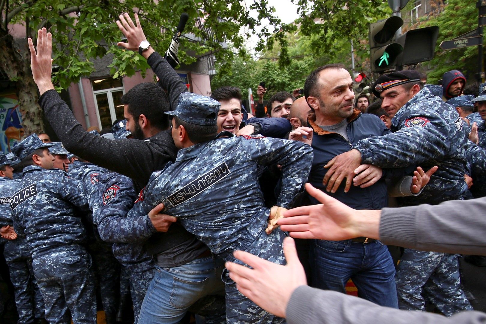 Bu dəqiqələrdə Ermənistan parlamentinin qarşısında etiraz aksiyası keçirilir - VİDEO