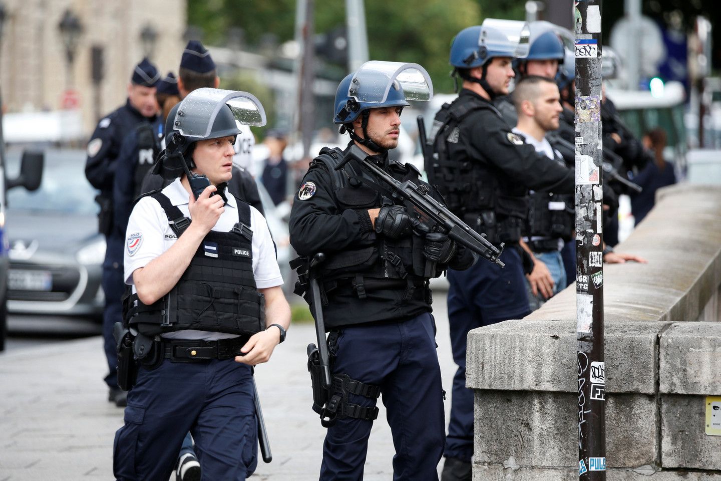 Fransada 62 polis əməkdaşı yaralanıb