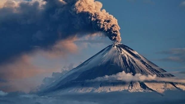24 saatda iki dəfə vulkan püskürdü, uçuşa qadağa qoyuldu