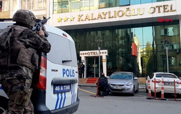 Türkiyədə otelə silahlı hücum - 2 polis yaralandı