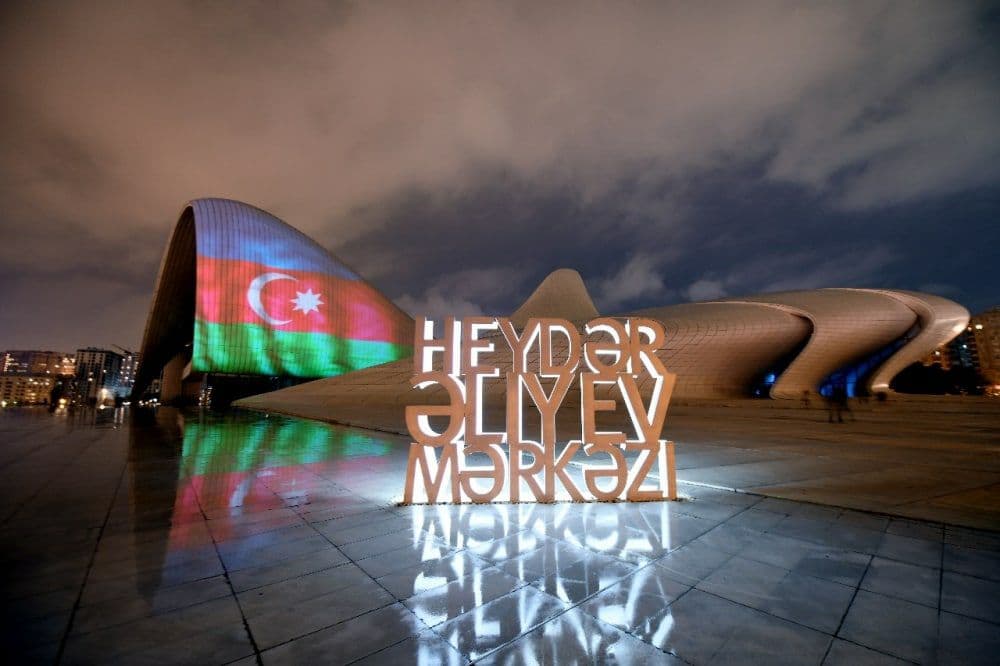 Bakı Azərbaycan bayrağı ilə işıqlandırıldı - FOTO