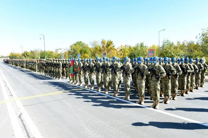 Prezident Naxçıvanda xidmət edən hərbi qulluqçuları təltif etdi 