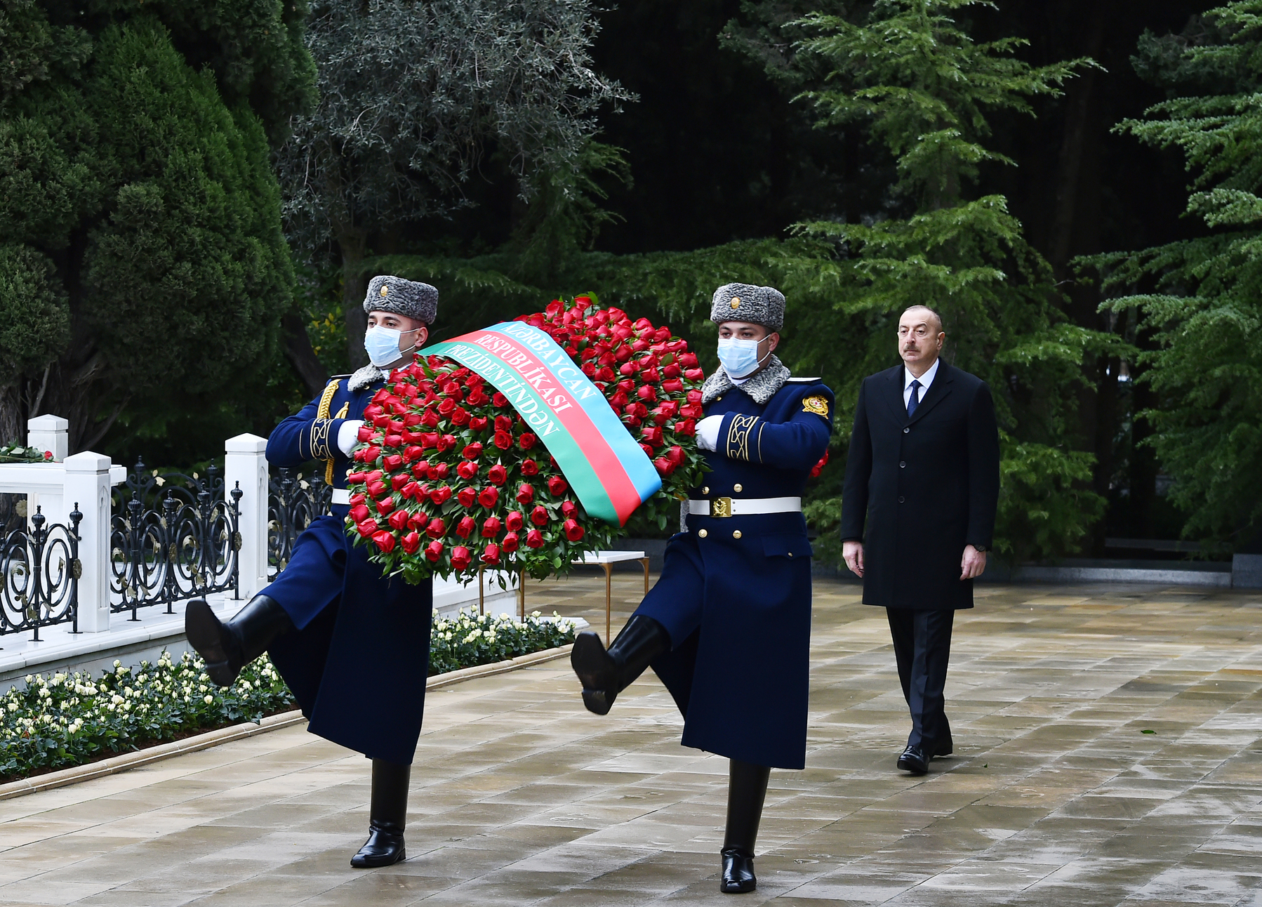 Prezident Heydər Əliyevin məzarını ziyarət etdi - FOTO