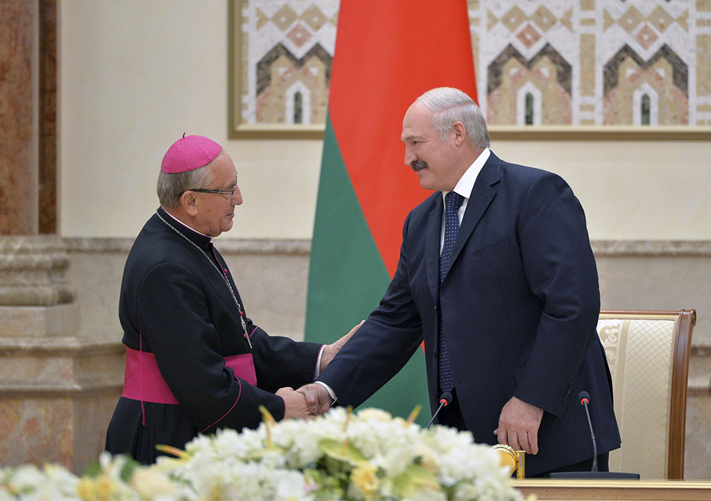 Lukaşenko Roma Papasına zarafat etdi