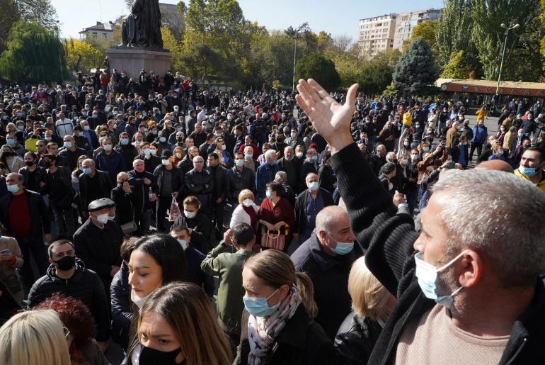 Ermənistanda etirazçılar Respublika Meydanına yürüş etdilər