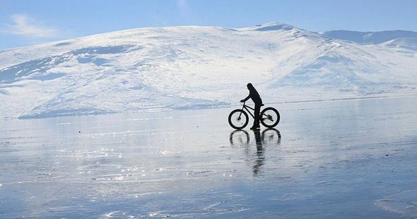 Buz bağlayan göldən maraqlı görüntülər - FOTO