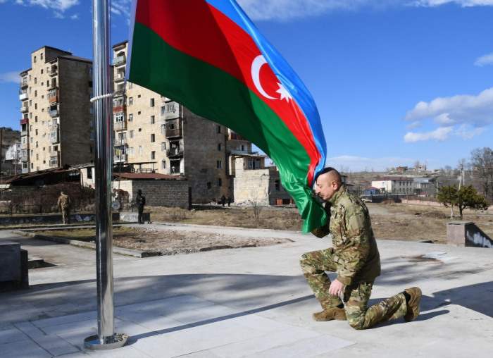 İlham Əliyev Şuşada bayrağımızı ucaltdı - FOTO 