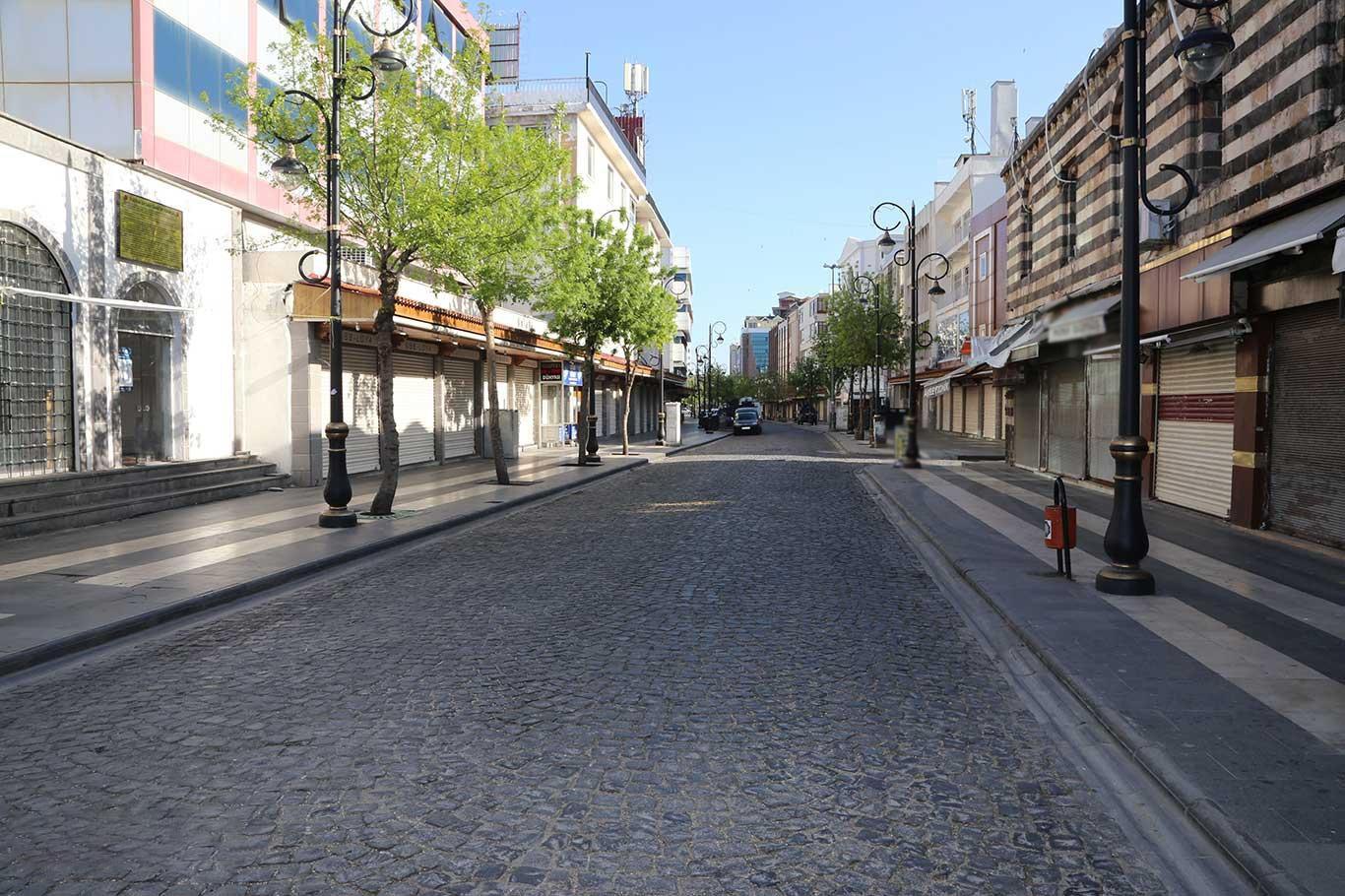 Türkiyədə 56 saatlıq küçəyə çıxma məhdudiyyəti başladı