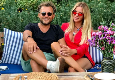 Məşhur modelyer sevgilisinin adını ayağının altına yazdı - FOTO Məşhur modelyer sevgilisinin adını ayağının altına yazdı - FOTO