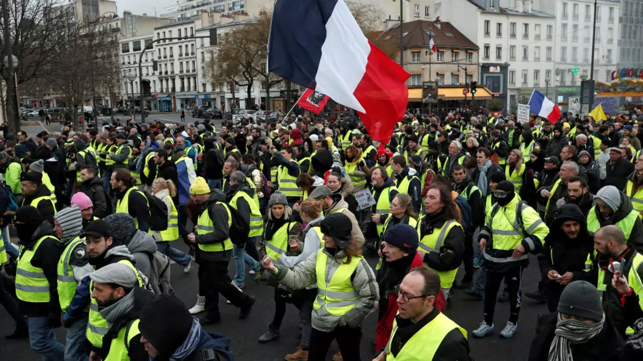 Fransada etirazlar - Minlərlə insan Makron hökumətinə qarşı çıxdı