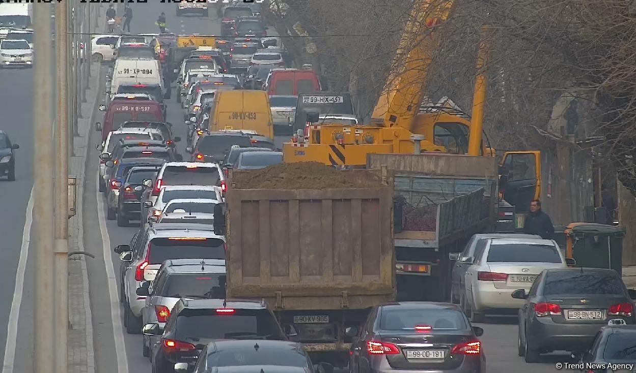 Bakıda kran yolu bağladı, tıxac yarandı - FOTO