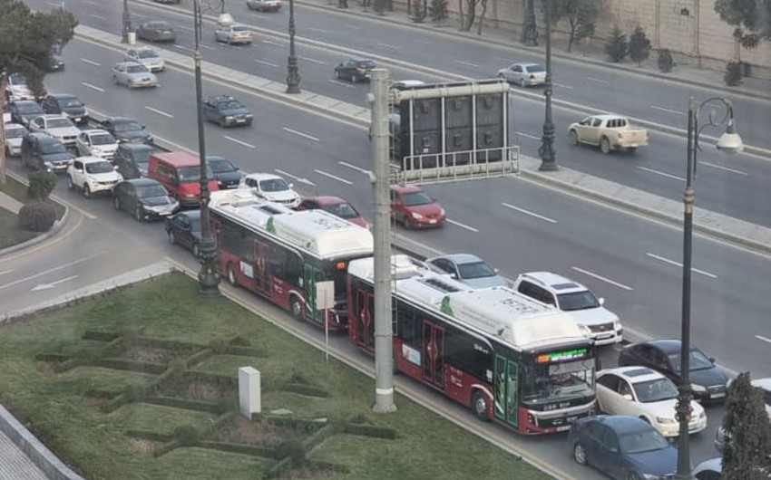 Bakıda yolun ortasına beton töküldü – Sıxlıq yarandı - FOTO