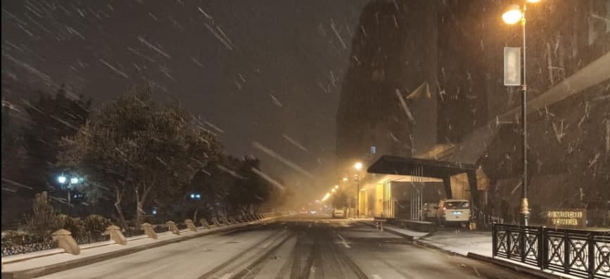 Qarlı hava Bakı küçələrini iflic vəziyyətə salıb - FOTOLAR