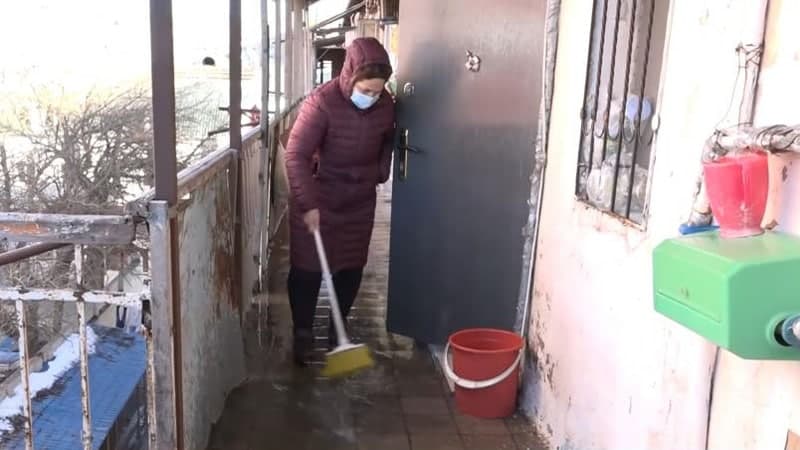 Bakıda bu bina hər an uça bilər, su borusu partlayıb - VİDEO