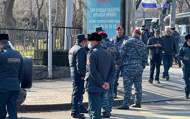 Ermənistan parlamentinin qarşısında etirazlar başladı - Qumbara və snayperlər gətirildi Ermənistan parlamentinin qarşısında etirazlar başladı - Qumbara və snayperlər gətirildi