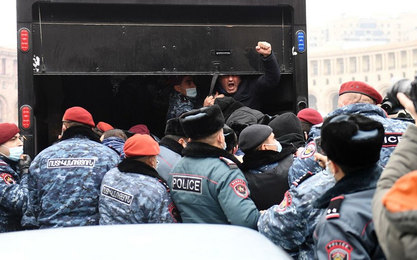 Ermənistan Müdafiə Nazirliyinin qarşısında Baş Qərargah rəisinə dəstək mitinqi keçirilir - FOTO