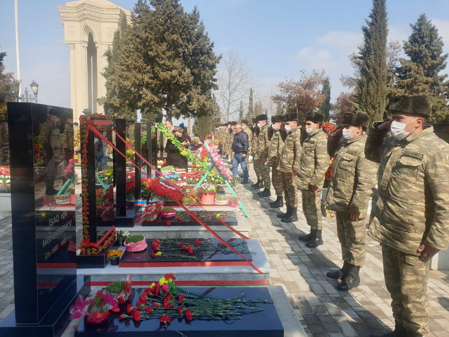 Hərbçilər şəhidlərin məzarını ziyarət etdi - FOTO