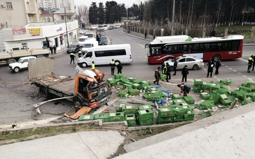 Biləcəridə yük maşını aşdı, toyuqlar yola töküldü – TIXAC VAR - FOTO