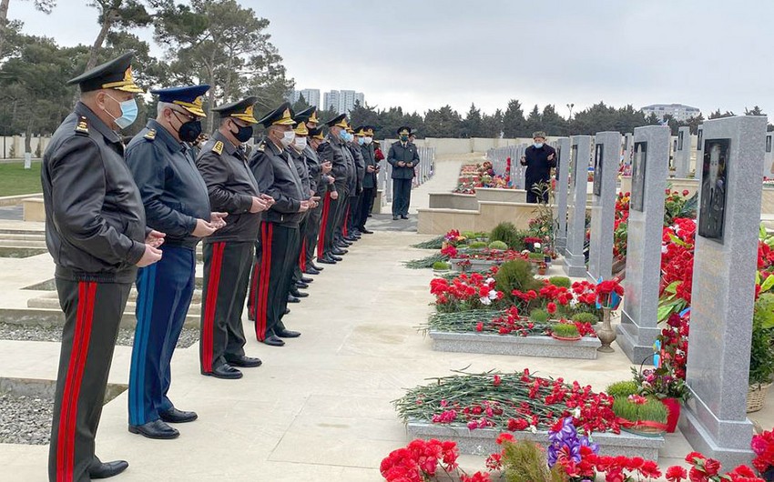 Müdafiə Nazirliyinin rəhbərliyi İkinci Fəxri xiyabanda - FOTO