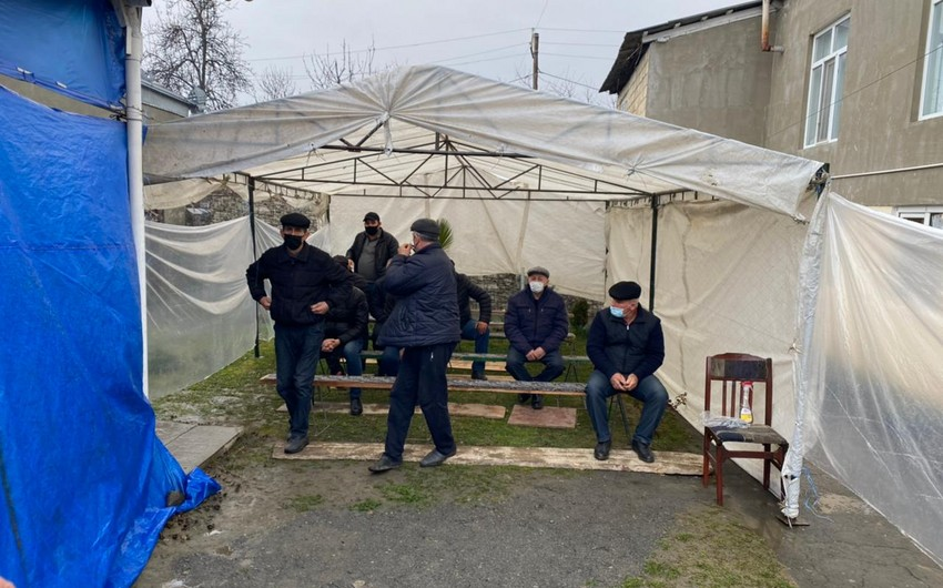 Balakəndə polis yas çadırını sökdürdü - FOTO