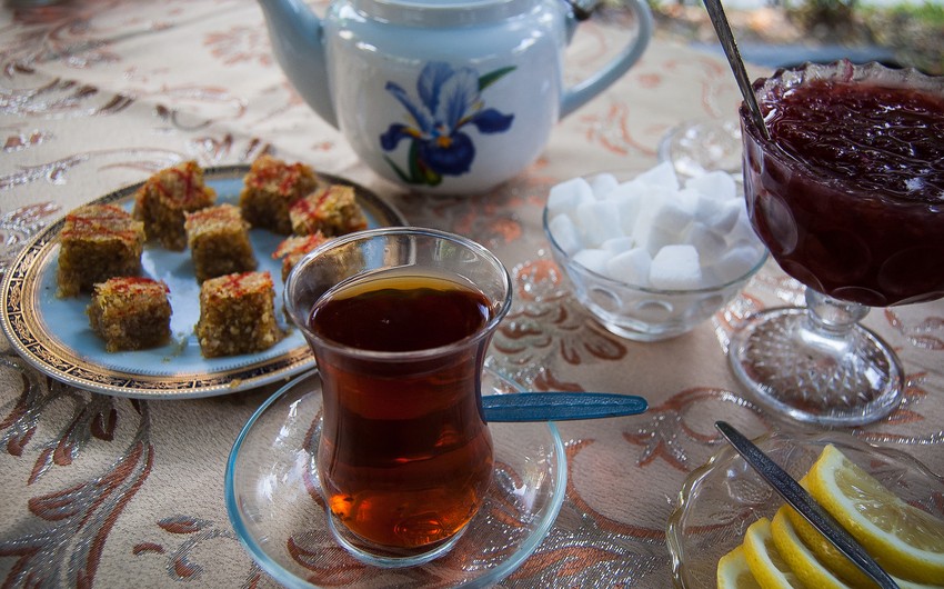 Gizli işləyən çayxananın sahibi və müştəriləri cərimələndi - FOTO