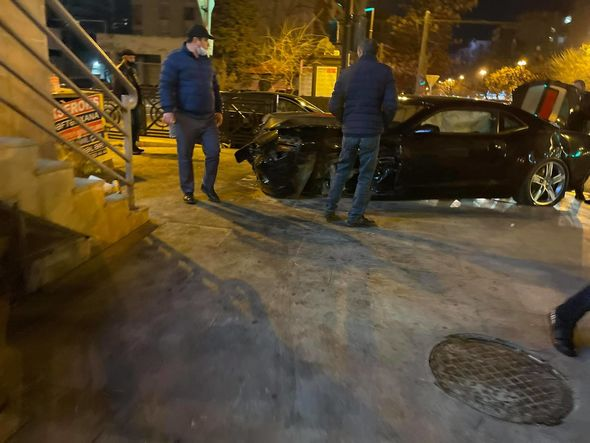 Bakıda idman avtomobili səkiyə çırpıldı - FOTO