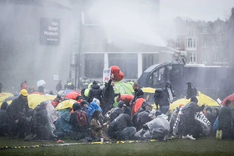 Amsterdamda polislər su şırnağı ilə etirazı dağıtmağa çalışdı - VİDEO