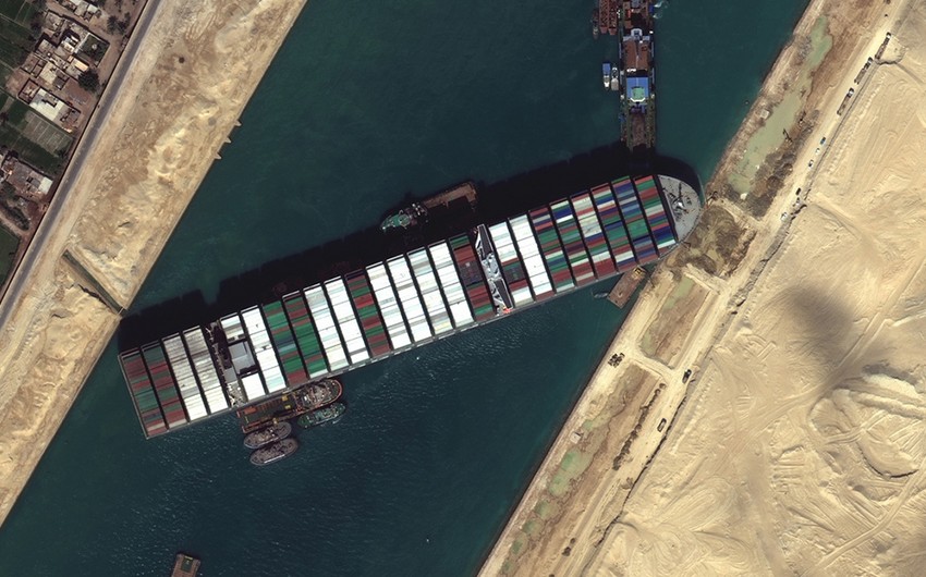 Süveyş kanalında qalan konteyner gəmisi çıxarıldı
