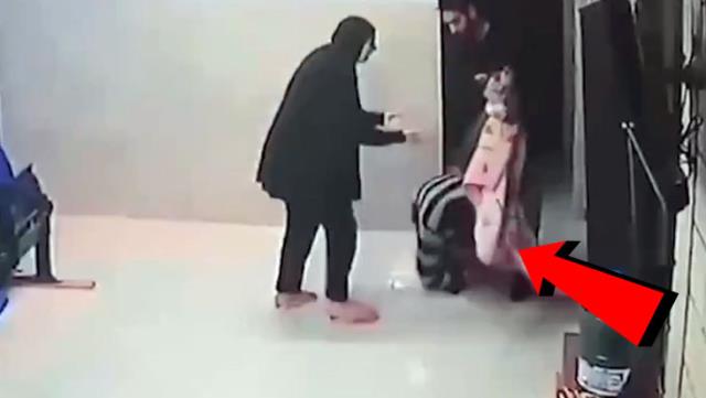 Ata uşağını ölümdən xilas edən həkimin ayaqlarına yıxıldı - VİDEO Ata uşağını ölümdən xilas edən həkimin ayaqlarına yıxıldı - VİDEO