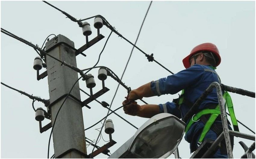 Ağcabədi elektrik şəbəkəsinin işçisi dirəkdən yıxılaraq öldü 