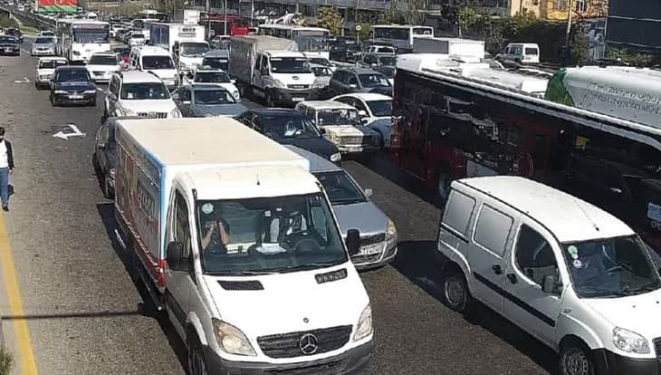 Bakıda böyük tıxac - Avtobuslar hərəkət edə bilmir - FOTO