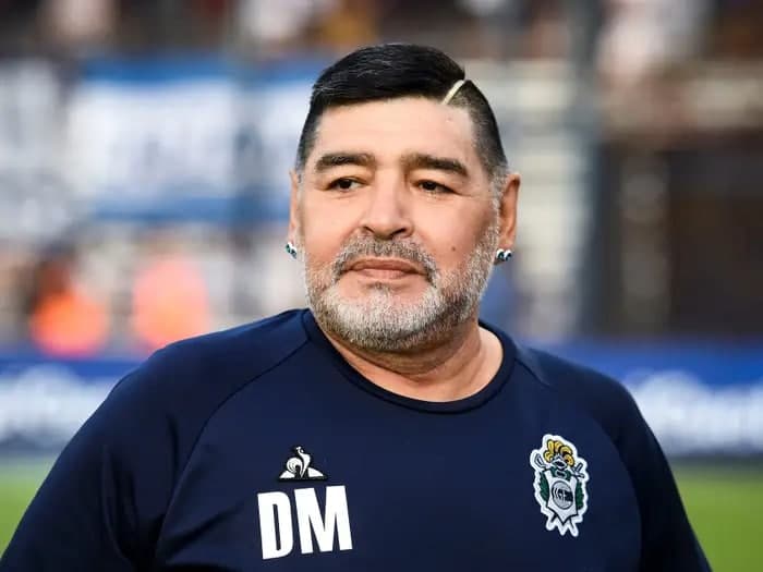 Maradonanın qadın paltarında görüntüləri yayıldı - QALMAQALLI VİDEO