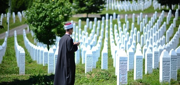 Müsəlman qəbiristanlığına basqın edildi, məzarlar dağdıldı - FOTO