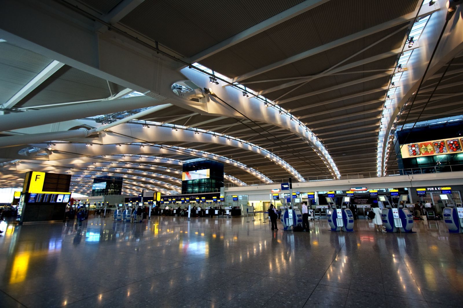 Aeroportda sərnişinlər arasında qırğın düşüb - ANBAAN VİDEO