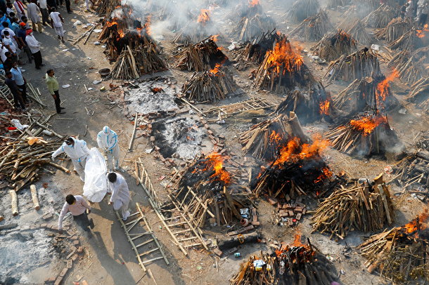ŞOK: Hindistanda koronavirusdan ölən minlərlə insan küçədə yandırılır – FOTOLAR