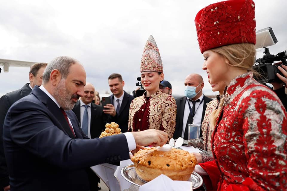 Paşinyan Kazanda Türk çörəyini yedi