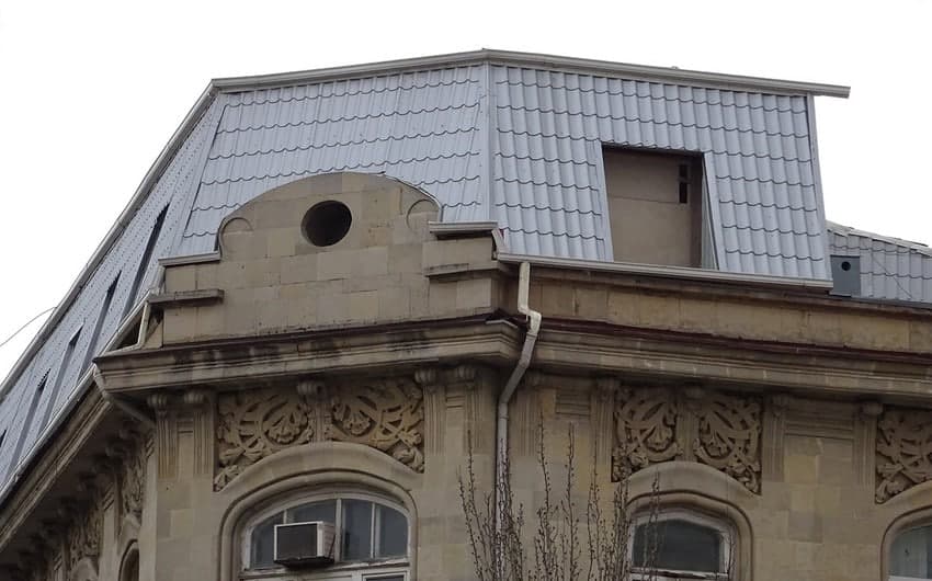 Bakıda tarixi binanın üstündəki qanunsuz mansard sökülür - FOTO