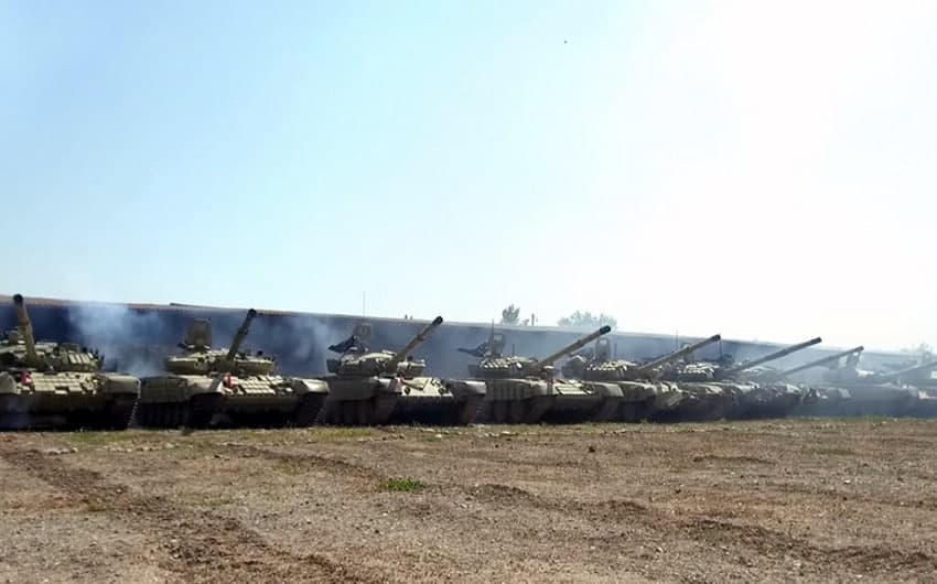 Azərbaycan Ordusunun tank bölmələri tapşırıqları yerinə yetirir - VİDEO