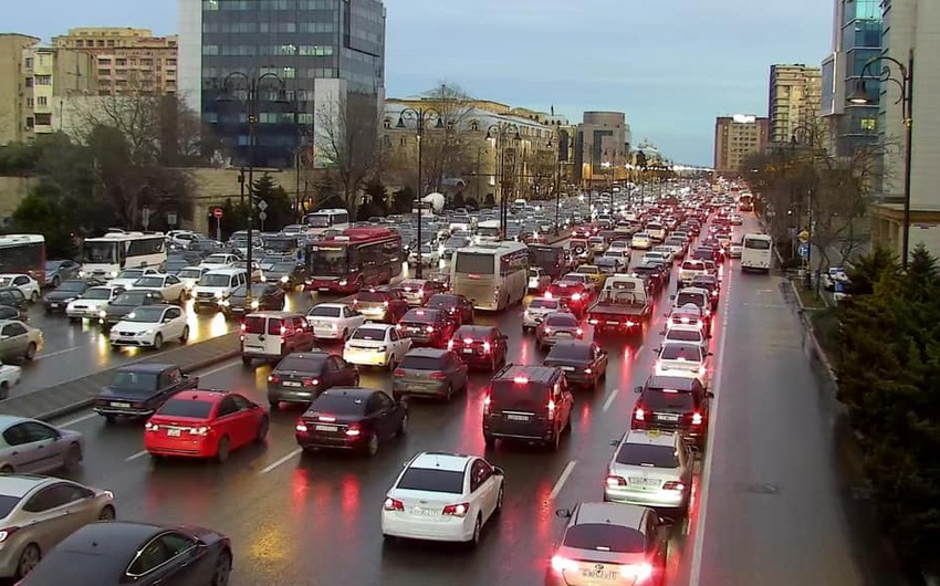 Bakının mərkəzi yollarında 30 dan çox avtobus tıxacda qaldı - SİYAHI