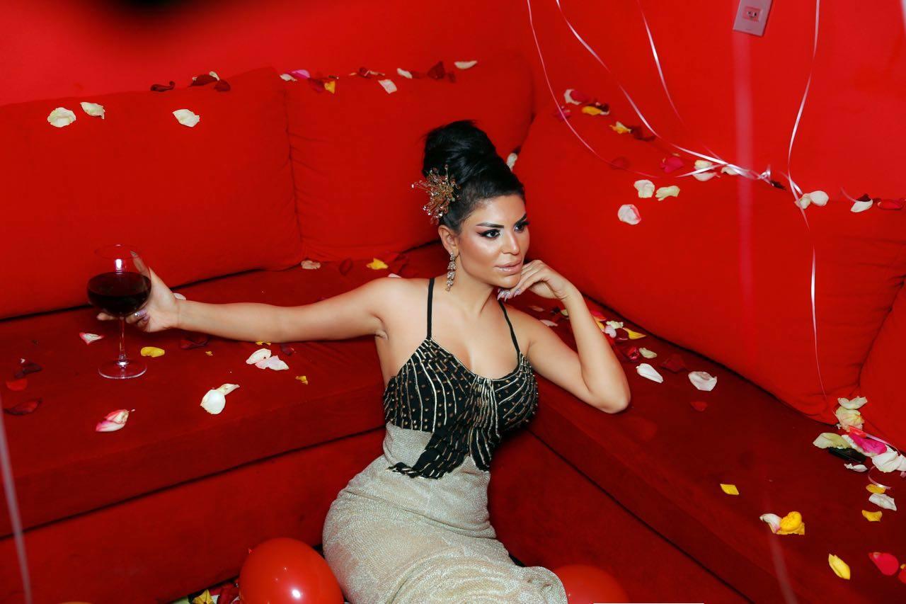 Müğənni Afaq Aslanın sinəsi çöldə qaldı 18+ FOTOLAR Müğənni Afaq Aslanın sinəsi çöldə qaldı 18+ FOTOLAR
