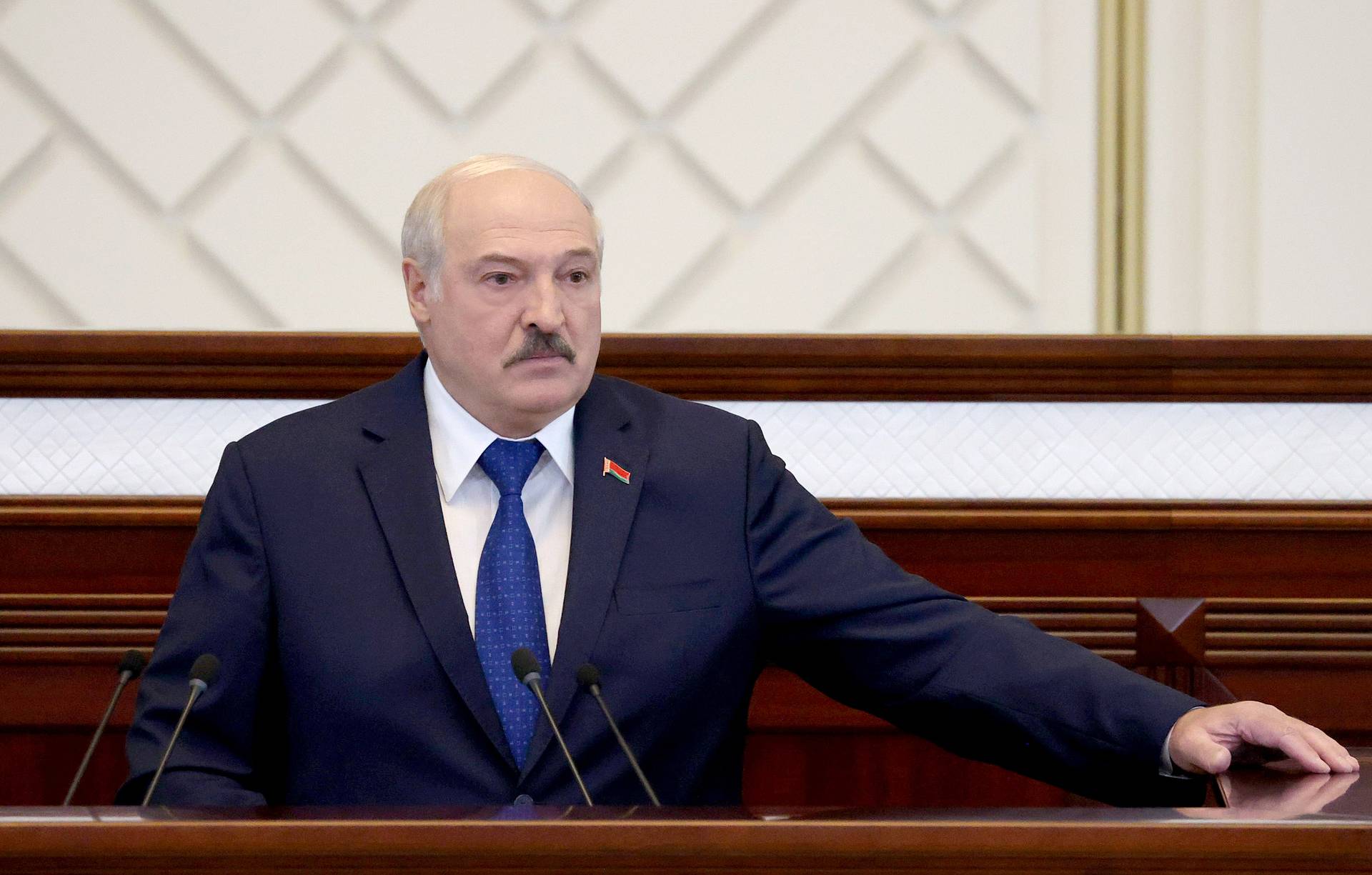 Lukaşenko: “Bayden Putinlə Belarusu müzakirə etmək istəyirsə, qoy Minskə gəlsin” - VİDEO