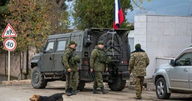 Separatçılar Qarabağda ruslara hücum etdi – Sülhməramlıların avtomobili yoldan çıxarıldı 