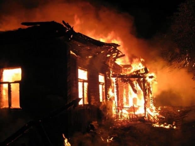 Bakıda üçmərtəbəli evdə yanğın: 1 nəfər xilas edildi