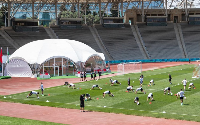 Uels və İsveçrə futbolçuları Bakıda ilk məşqlərinə çıxdılar - FOTO